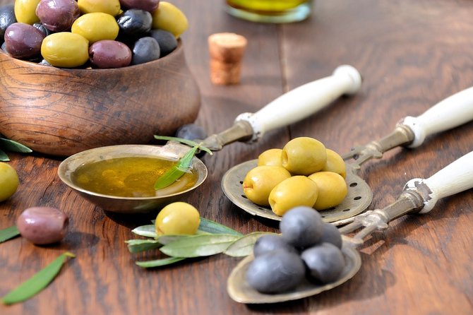 Ascoli Olive Oil Tour with Tasting and Local Food Pairing - Learning to taste olive oil with Valentino Fratoni