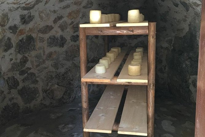 Crete Off-Road & Flavors Safari: Wine, Olive Oil & Mountain Life - Lunch in a small taverna