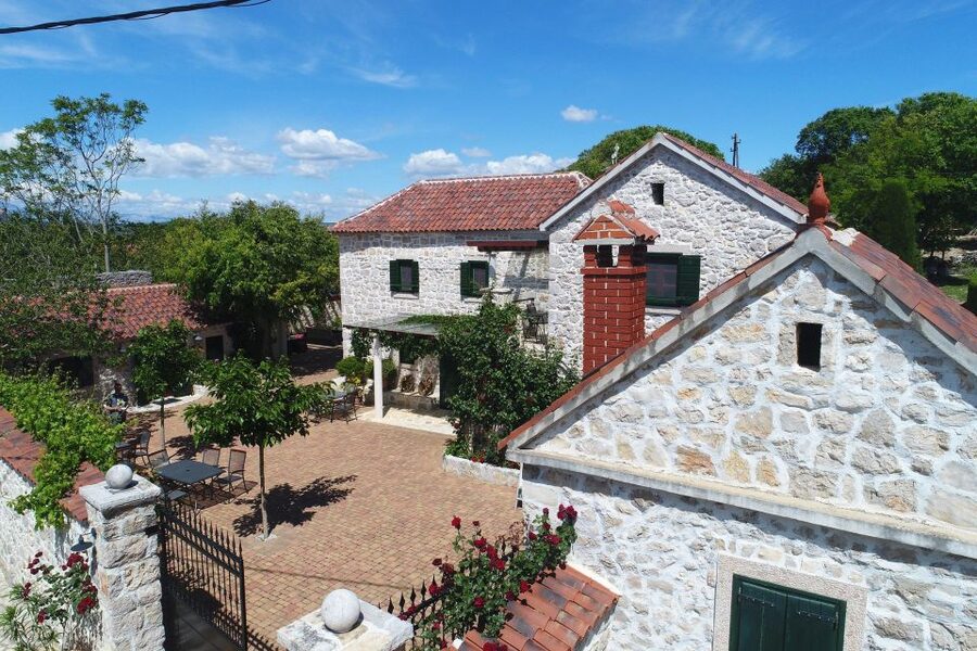 From Biograd: Wine and Olive Oil Tasting in Ražnjevića Dvori - Key points to know before booking