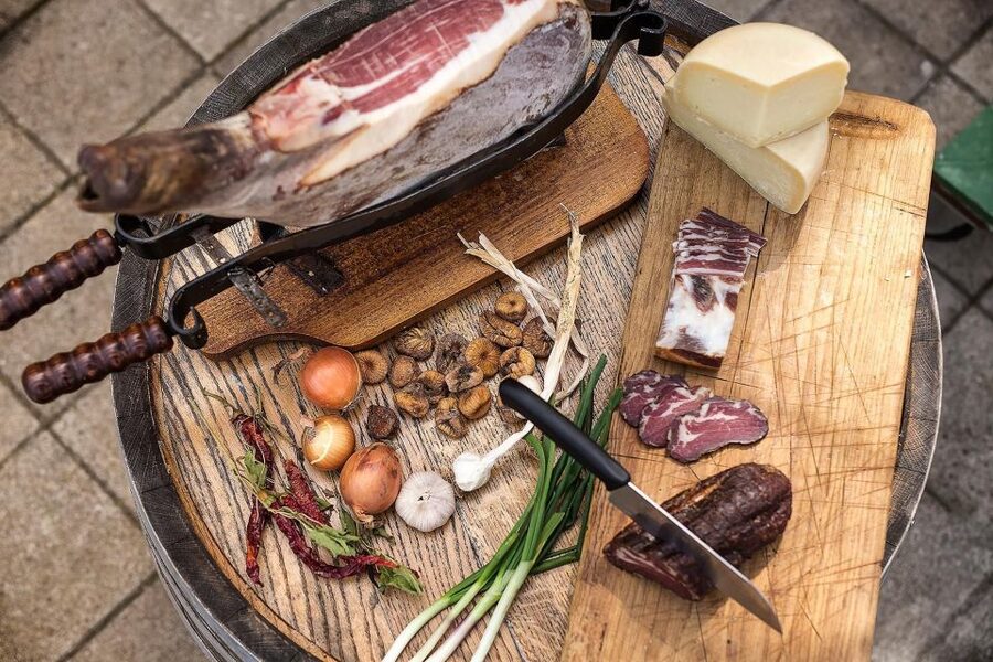 From Biograd: Wine and Olive Oil Tasting in Ražnjevića Dvori - Why this estate visit feels different from a standard wine tasting