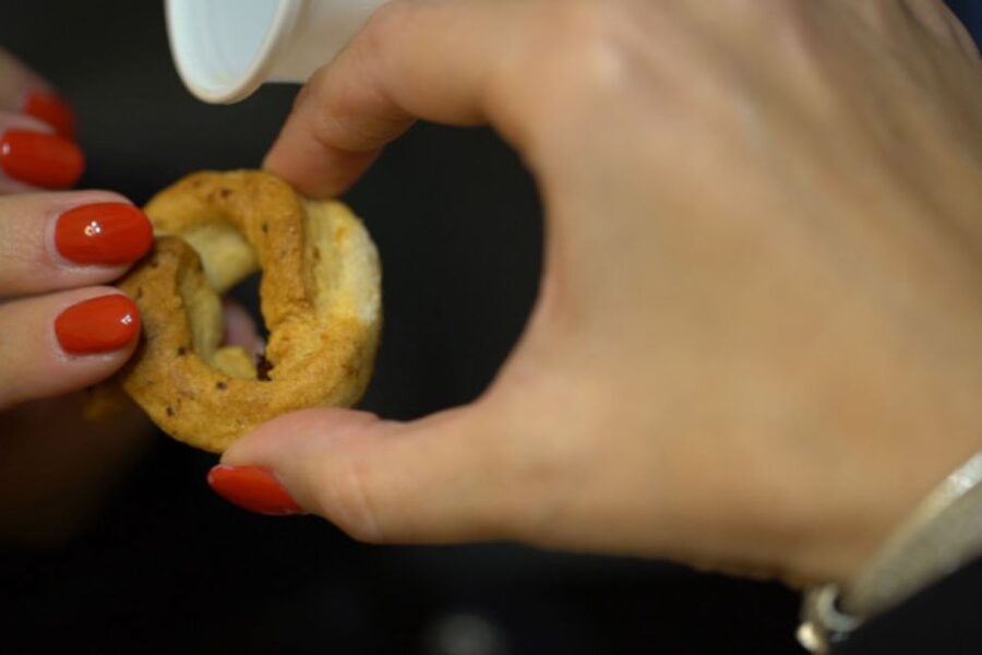 SENSORY TASTING OF EXTRA VIRGIN OLIVE OIL IN LECCE - Why olive oil color tells you very little