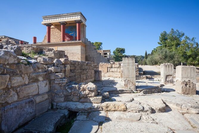 Small Group: Knossos, Olive Oil, Winery & Raki with Lunch - Wine and raki at a family-run producer in Stironas