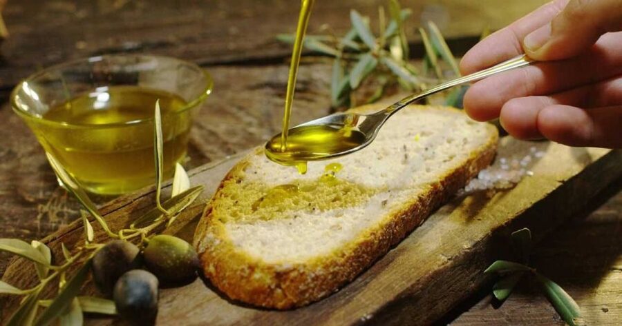 Villa Castelli: Highlights Walking Tour w/ Olive Oil Tasting - Tasting Extra Virgin Olive Oil on Bread