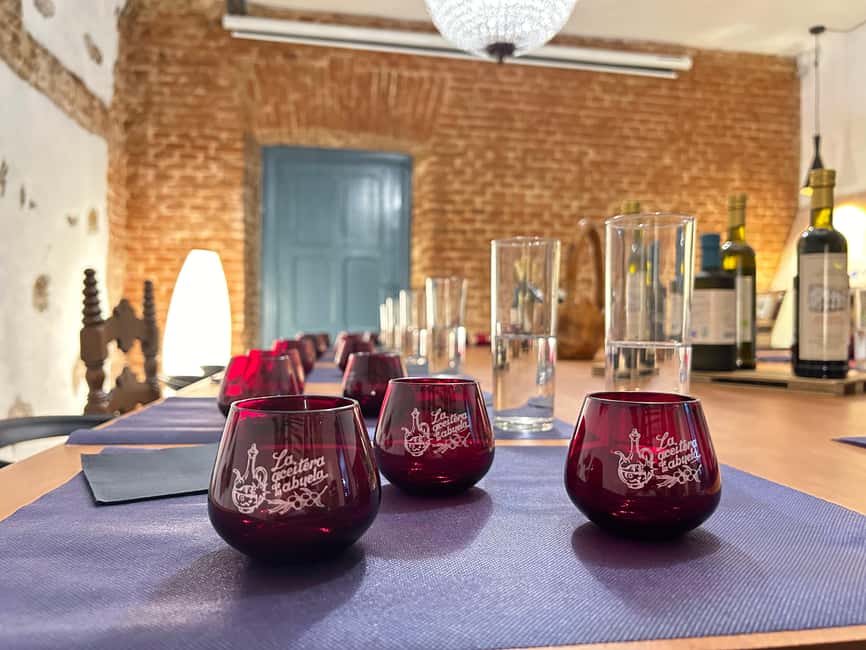 Visit to an olive oil mill and oil tasting with aperitif and food and wine pairing. - Who will enjoy this experience most
